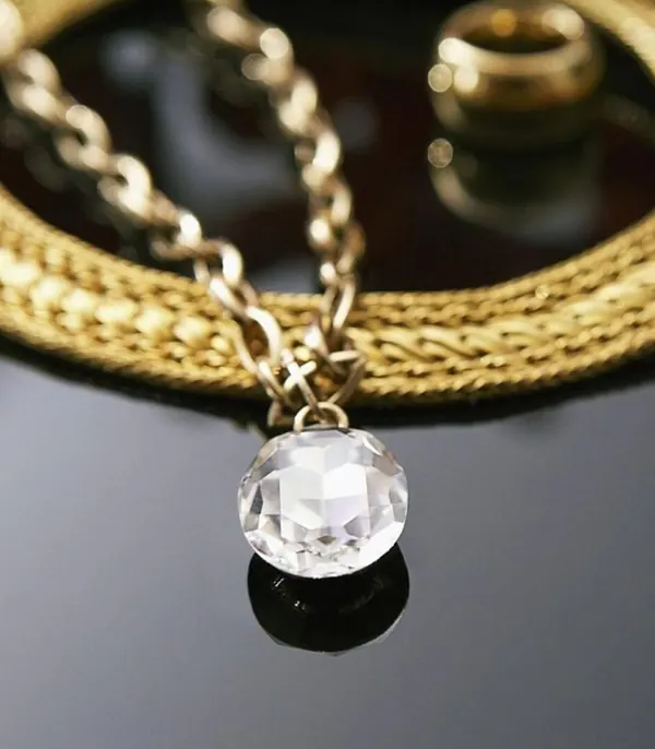 Corrente de ouro com pingente de cristal