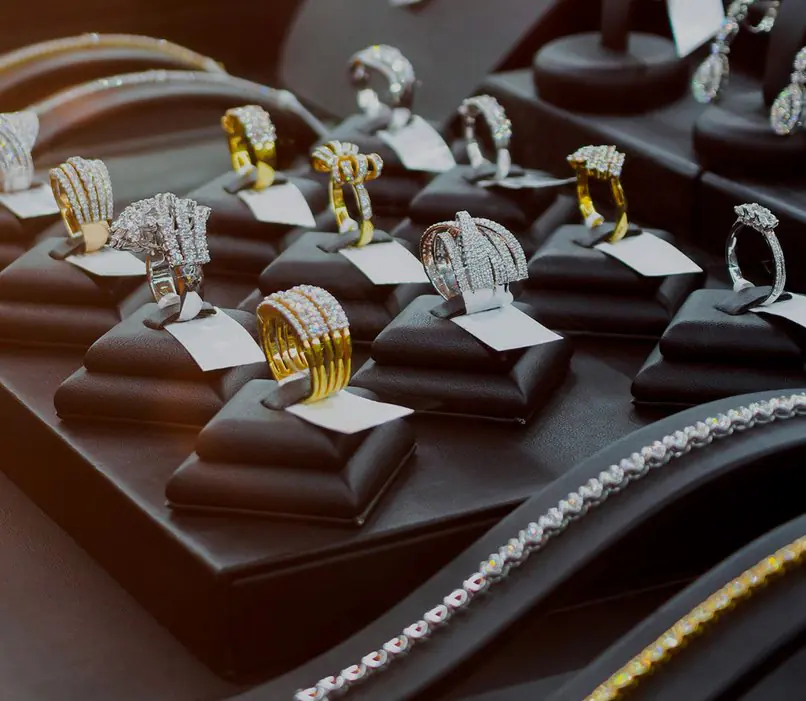 Vitrine com anéis de ouro e brilhantes